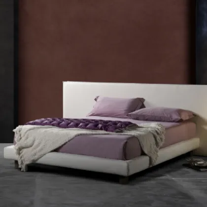 Letto imbottito dalle linee semplici ed eleganti con testiera geometrica Milo Ring 14 di Excò
