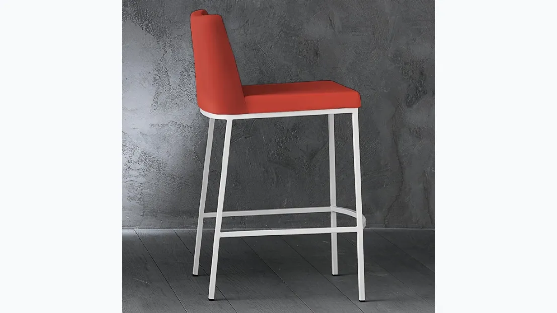 Sgabello Erik 65 in ecopelle con struttura in metallo cromato di La Seggiola