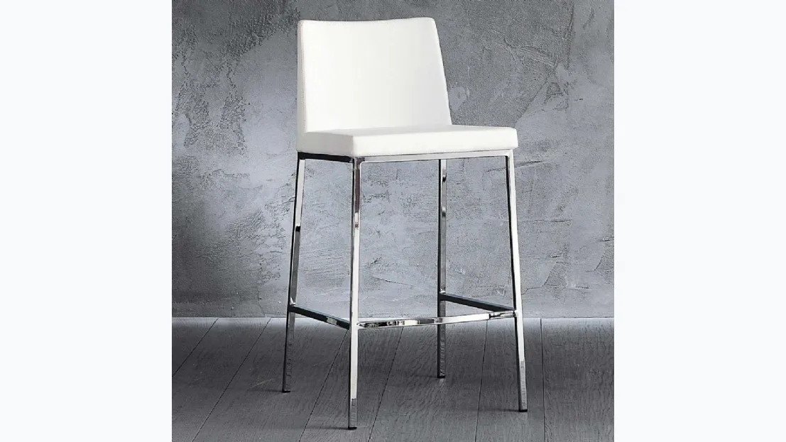 Sgabello Erik 65 in ecopelle con struttura in metallo cromato di La Seggiola
