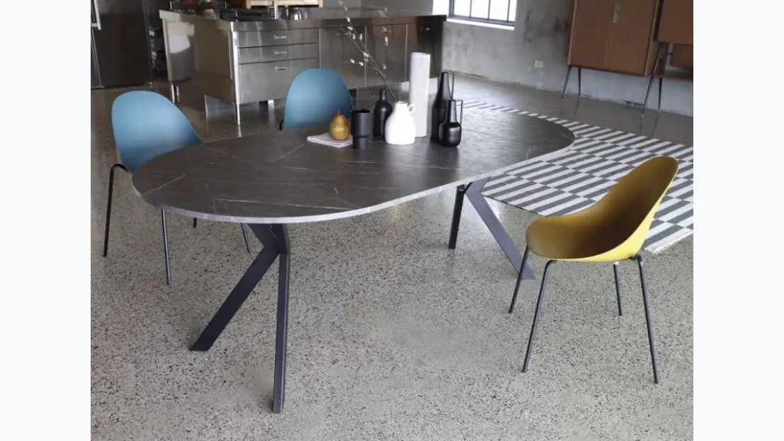 Tavolo rotondo allungabile Micro Round in nobilitato pietra grey con base in metallo verniciato nero di La Seggiola