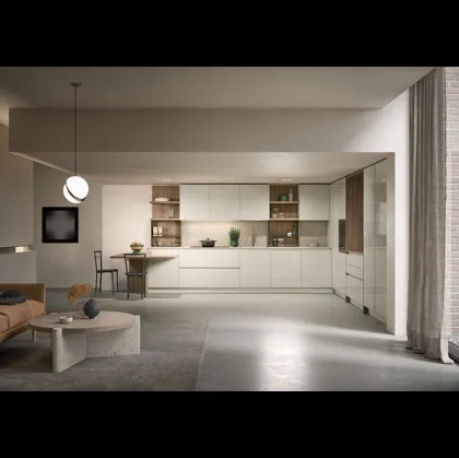 Cucina Moderna angolare laccata lucida con dettagli in legno Luce Composizione 05 di Prima Cucine