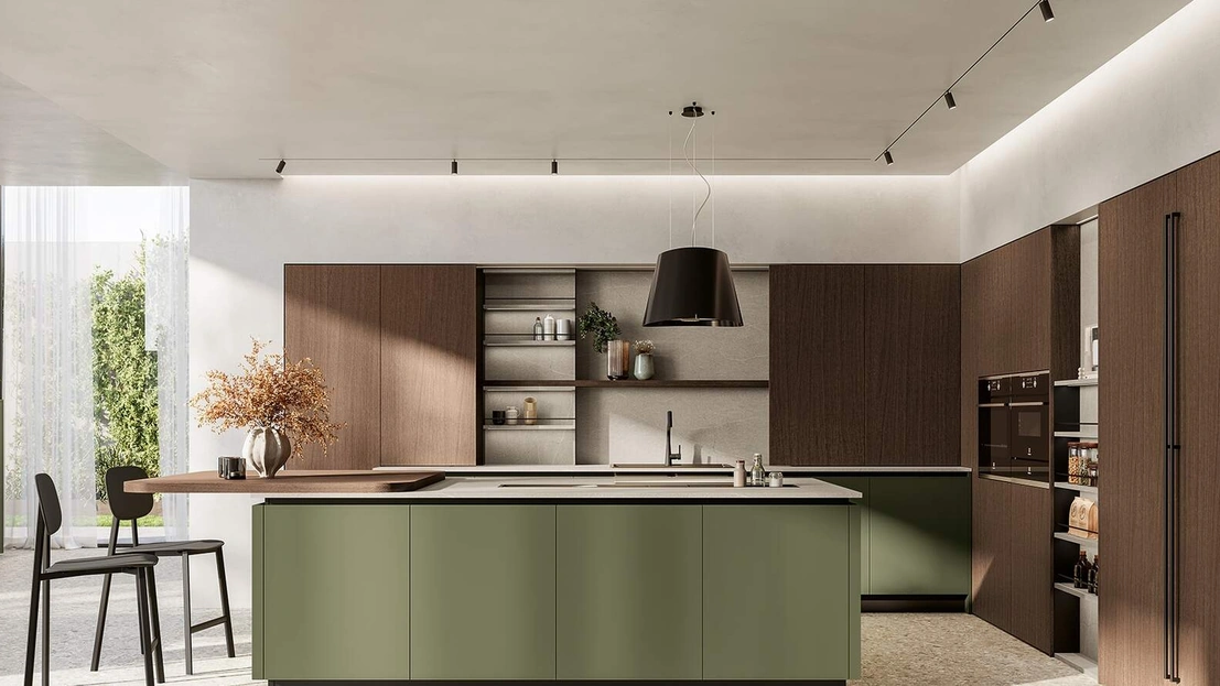 Cucina Moderna con isola Domino Composizione 04 in verde bosco e legno di Prima Cucine