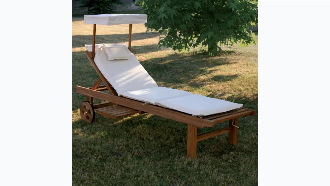 Lettino Real Bed  in legno massello di teak indonesiano con finitura olio naturale con cuscino in tessuto imbottito e parasole di La Seggiola
